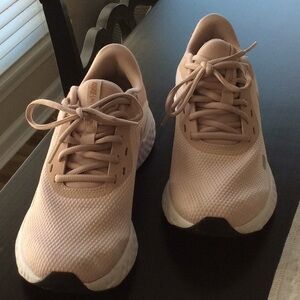 Women’s size 8 Nike sneakers.